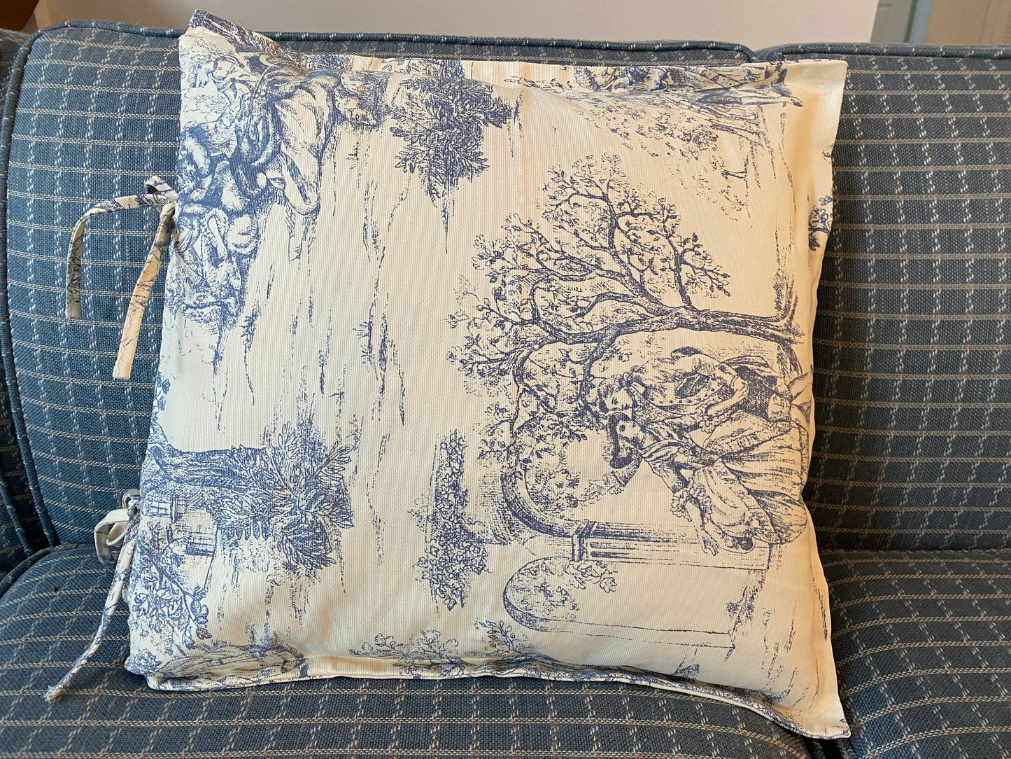 Classic Toile de Jouy cotton pillowcase with side ties