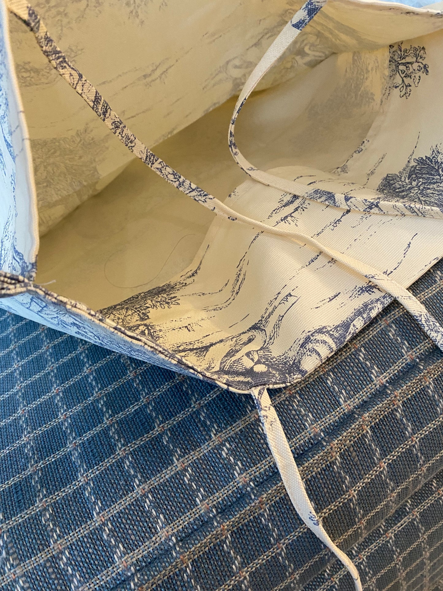 Classic Toile de Jouy cotton pillowcase with side ties