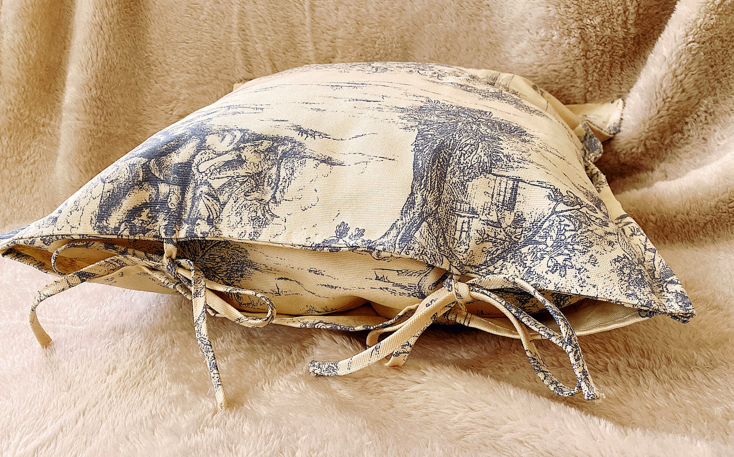 Classic Toile de Jouy cotton pillowcase with side ties