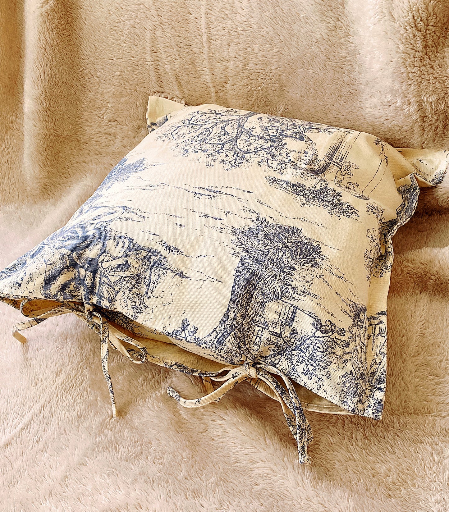 Classic Toile de Jouy cotton pillowcase with side ties